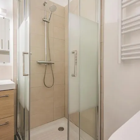 Joli Le Cocon Des Arenes, Roosevelt Arena *